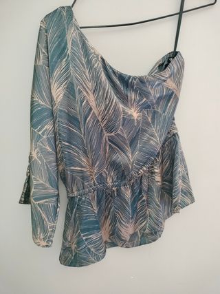 Blusa asimétrica hombro descubierto. Peplum.T-S