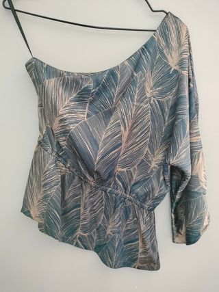 Blusa asimétrica hombro descubierto. Peplum.T-S