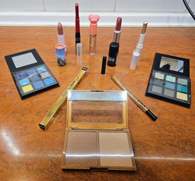 Lote maquillaje ojos, rostro y labios