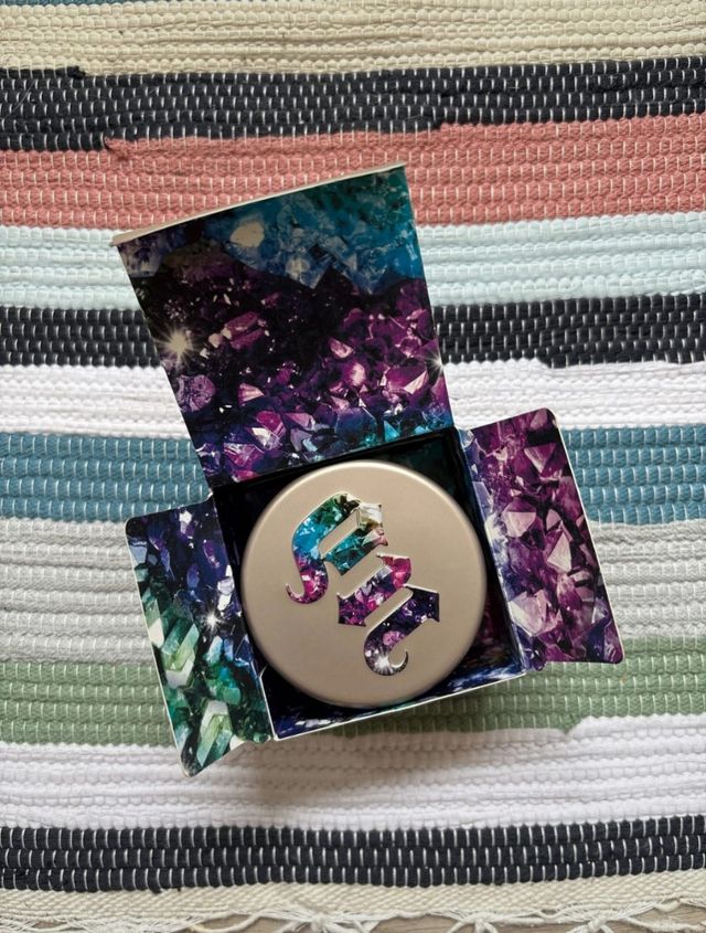 Iluminador Urban Decay dorado