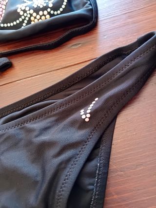 5 Bikini: 2 neri, 1 rosa, 1 corallo