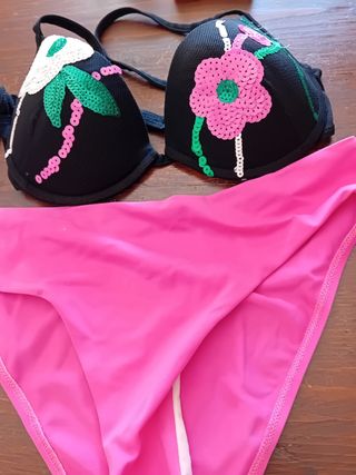 5 Bikini: 2 neri, 1 rosa, 1 corallo