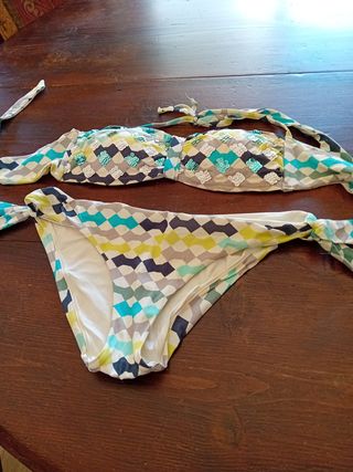 5 Bikini: 2 neri, 1 rosa, 1 corallo
