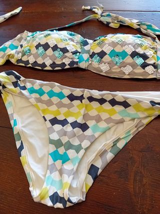 5 Bikini: 2 neri, 1 rosa, 1 corallo