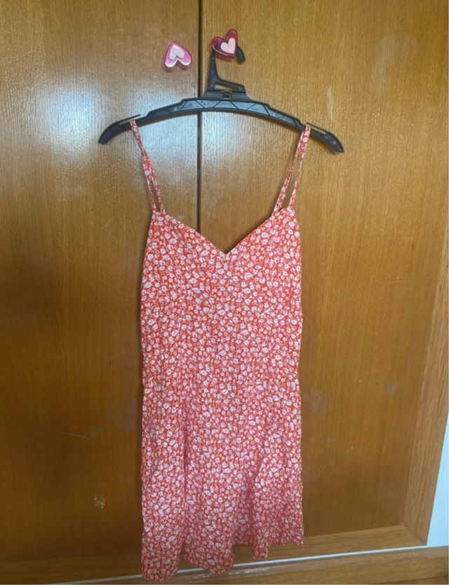 Vestido rojo con flores blancas