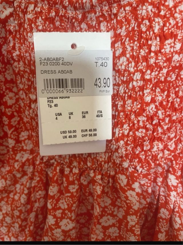 Vestido rojo con flores blancas