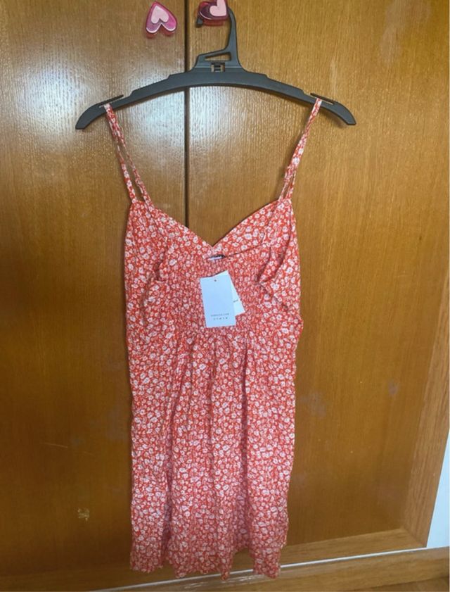Vestido rojo con flores blancas