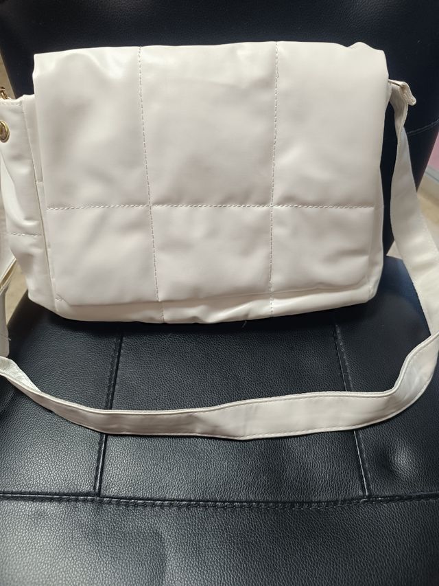 Bolso bandolera blanco mediano.