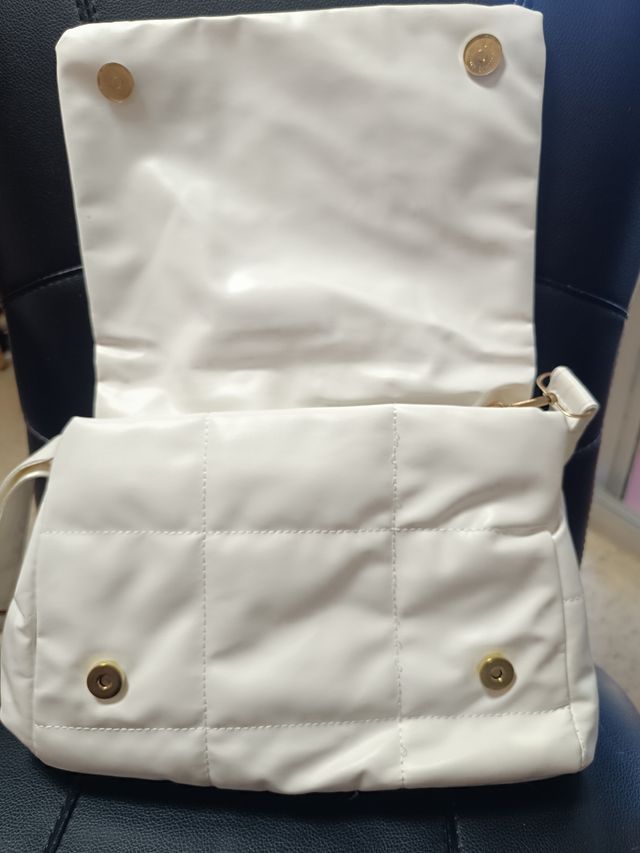 Bolso bandolera blanco mediano.
