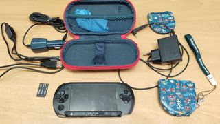 PSP E1004 + Accesorios + 2 Juegos