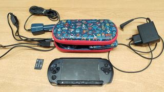 PSP E1004 + Accesorios + 2 Juegos