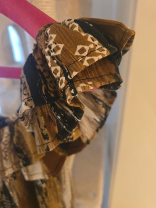 Miniabito marrone con rouches allo scollo 