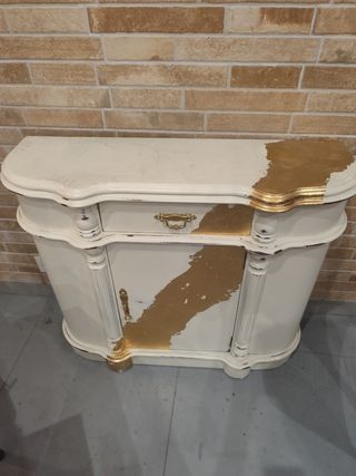 Aparador blanco y dorado