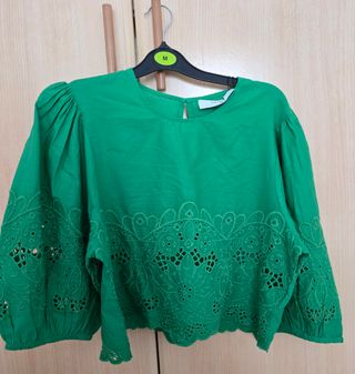 Blusa verde con  encaje