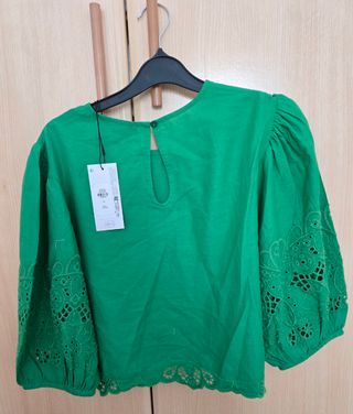 Blusa verde con  encaje
