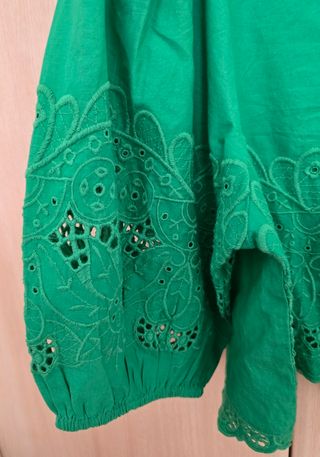 Blusa verde con  encaje