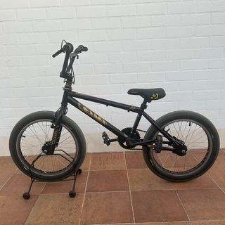 BMX negra con detalles dorados