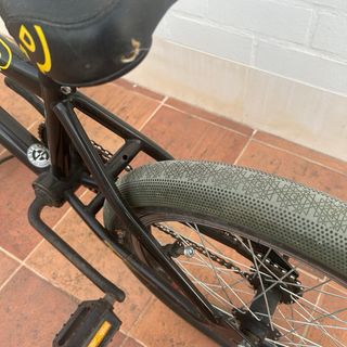 BMX negra con detalles dorados