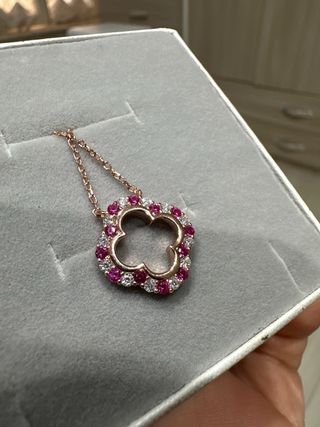 Collana quadrifoglio  in moissanite bianca e rossa