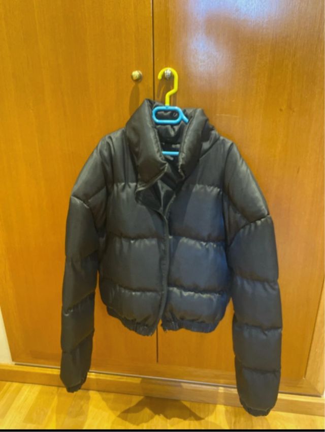 Chaqueta negra acolchada