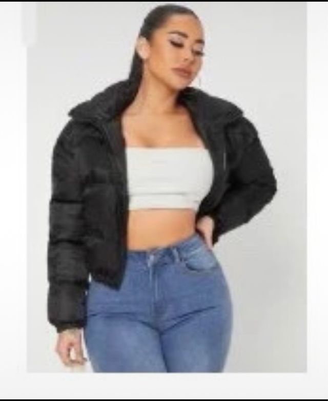 Chaqueta negra acolchada