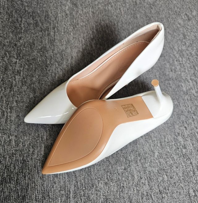 Zapatos de tacón blancos