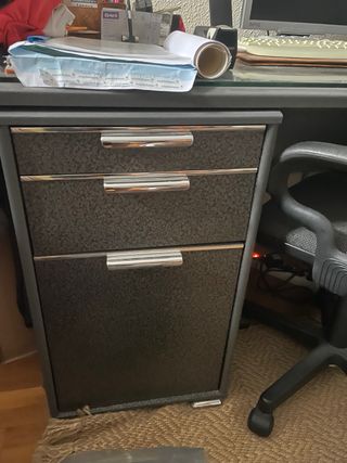 Mesa escritorio gris con cristal templado