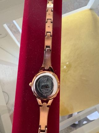 Reloj Guess dorado mujer