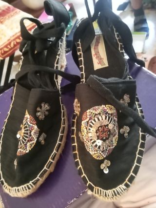 Alpargatas negras con pedrería