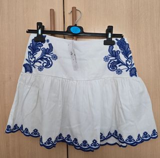 Falda bordada blanca y azul 