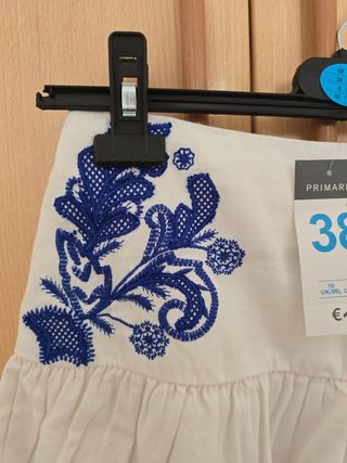 Falda bordada blanca y azul 