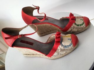 Alpargatas Carolina Herrera rojas y beige