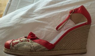 Alpargatas Carolina Herrera rojas y beige