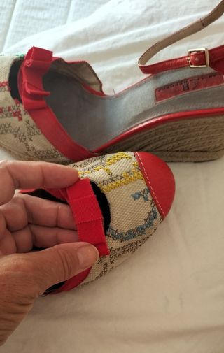 Alpargatas Carolina Herrera rojas y beige