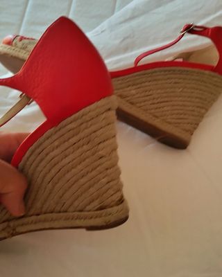 Alpargatas Carolina Herrera rojas y beige