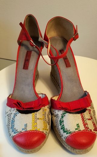 Alpargatas Carolina Herrera rojas y beige