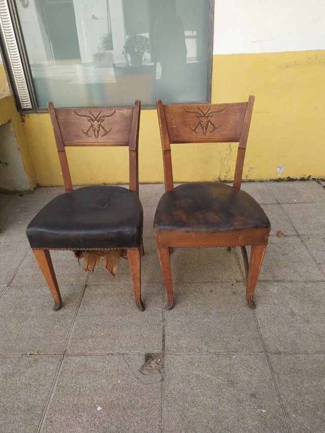 Sillas antiguas de madera y cuero