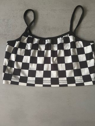 Top corto blanco y negro