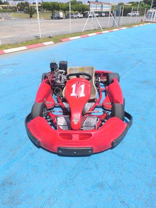 Clases de karting y entrenamientos personalizados.
