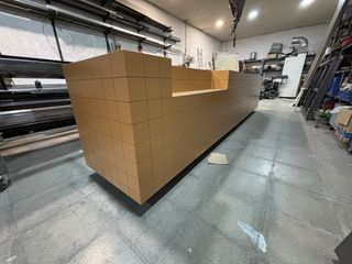 Barra bar de madera y metal de 8 metros 