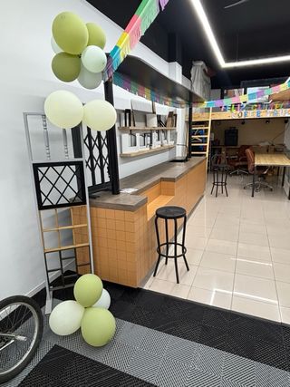 Barra bar de madera y metal de 8 metros 