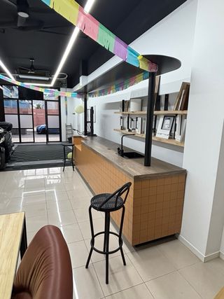 Barra bar de madera y metal de 8 metros 