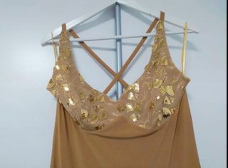 Vestido largo beige y dorado fiesta