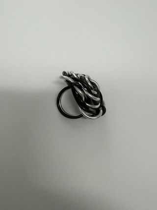 Anillo artesanal flor plata-negro