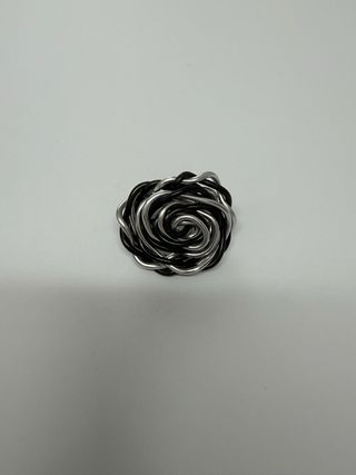 Anillo artesanal flor plata-negro