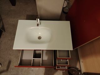 Mueble baño granate con lavabo cristal