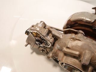 Turbocompresor defectuoso Land Rover Defender 3.0 DT306 AJ20D6 K6D3-6K682-BF