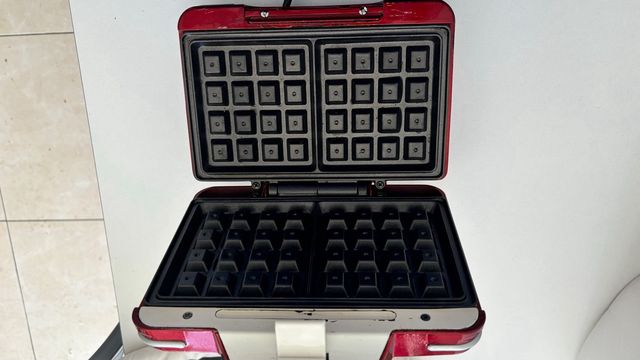 Gofrera Silvercrest roja compacta