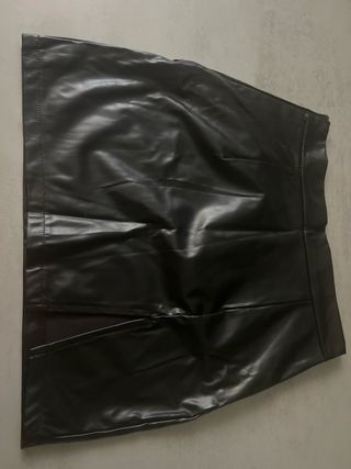 Mini falda negra piel sintética