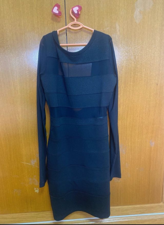 Vestido negro ajustado manga larga